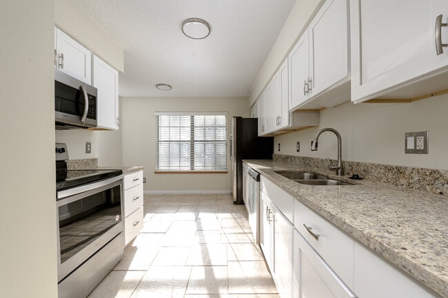 Building Photo - 5 Oakwood Park