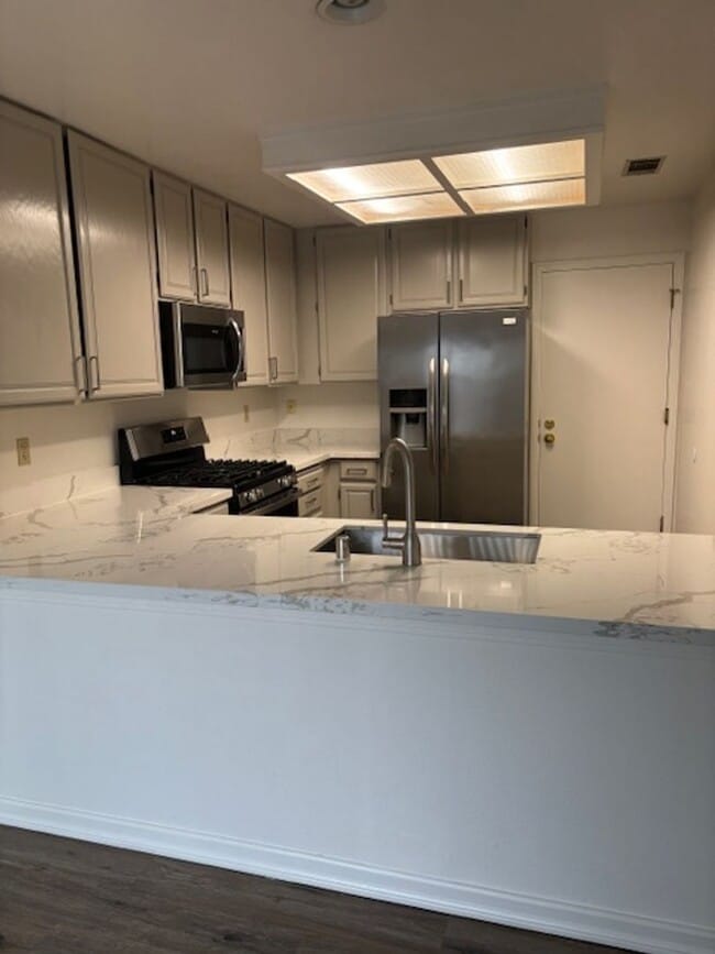 Building Photo - Convenient Location Walk to Downtown Pleasanton