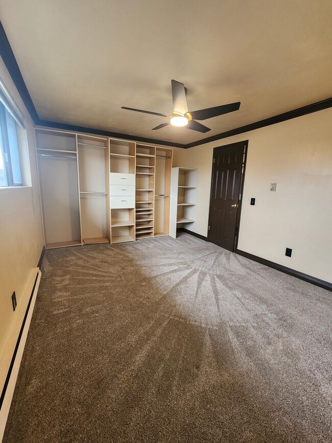 Building Photo - Quiet Top Floor 1 Bedroom Condo - Gated Co...