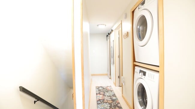 Building Photo - FURNISHED WINTER SEASONAL - 3 bedroom with Stunning Views, 6 mo lease - $2675/mo