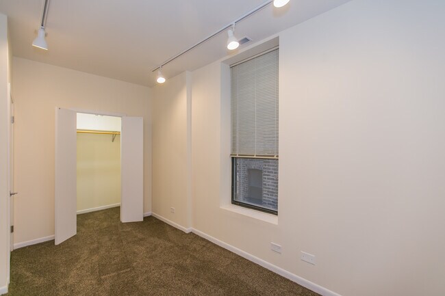 Building Photo - 2338 N Clark St