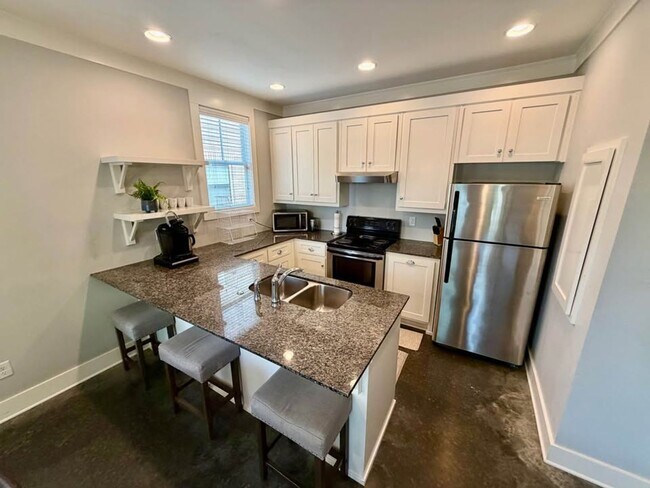 Building Photo - 306 W 6th St