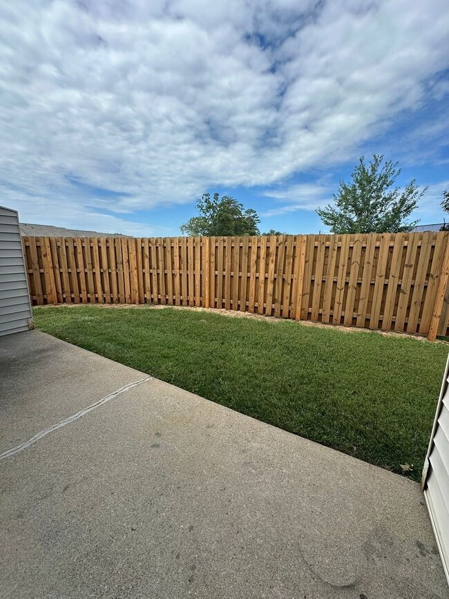 Building Photo - 2 bedroom/1.5 bath end unit townhome in gr...