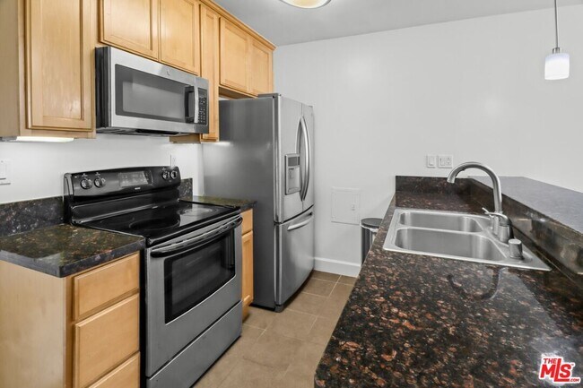 Building Photo - 10982 Roebling Ave