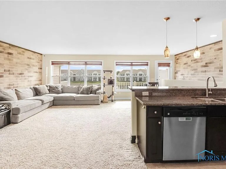 Building Photo - 4733 Lakeside Dr