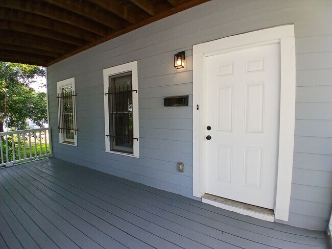 Building Photo - Amazing 3 Bedroom 2.5 Bath! Intown Living at a Price Below Market Off Street Parking