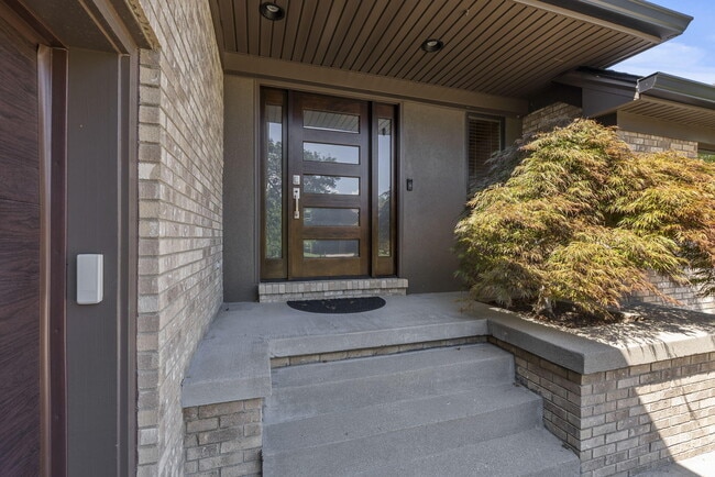 Building Photo - 1233 Sherborne Pl
