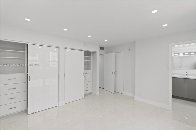 Building Photo - 17011 N Bay Rd