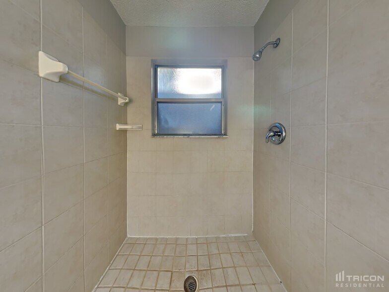 Building Photo - 2600 Malibu Cir
