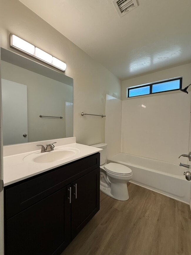 Building Photo - 8412 E Lakeshore Dr
