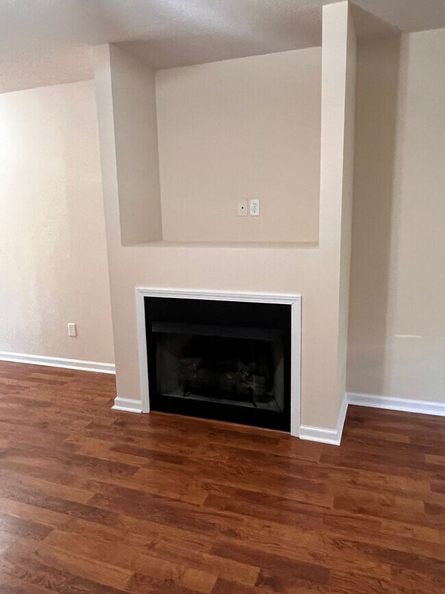 Building Photo - Convenient South Asheville two story, end ...