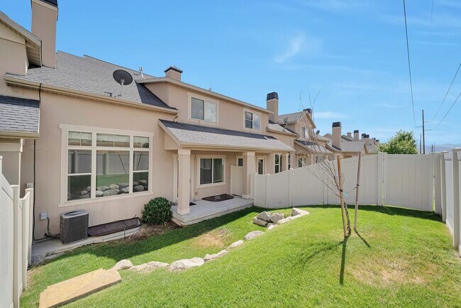 Building Photo - Beautiful 3 Bed Ivory Ridge T/home w 2 car...