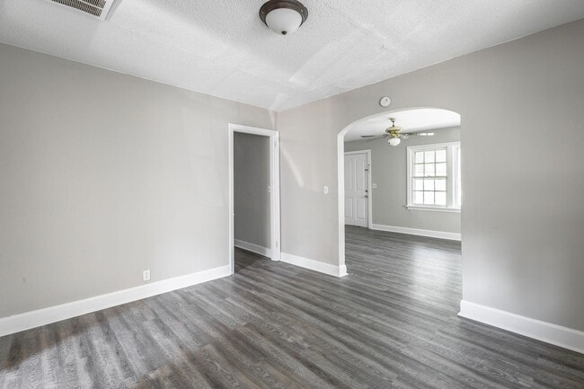 Building Photo - Newly Renovated 2 Bedroom 1 bath Home