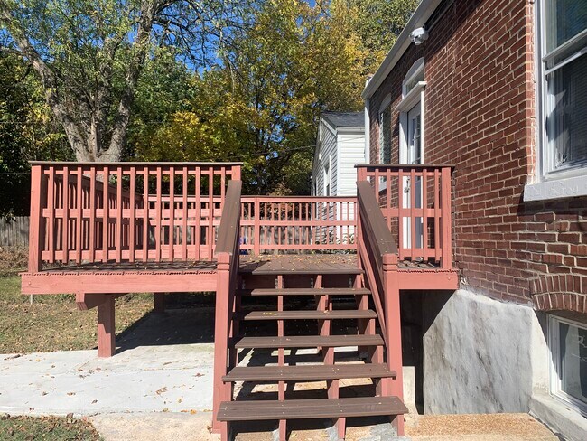 Deck - 4934 Hummelsheim Ave