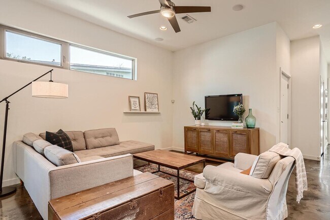 Building Photo - Home for Lease In East Downtown Austin Holly District