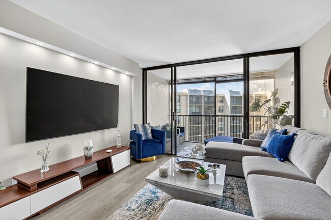 Building Photo - 20 Royal Palm Way