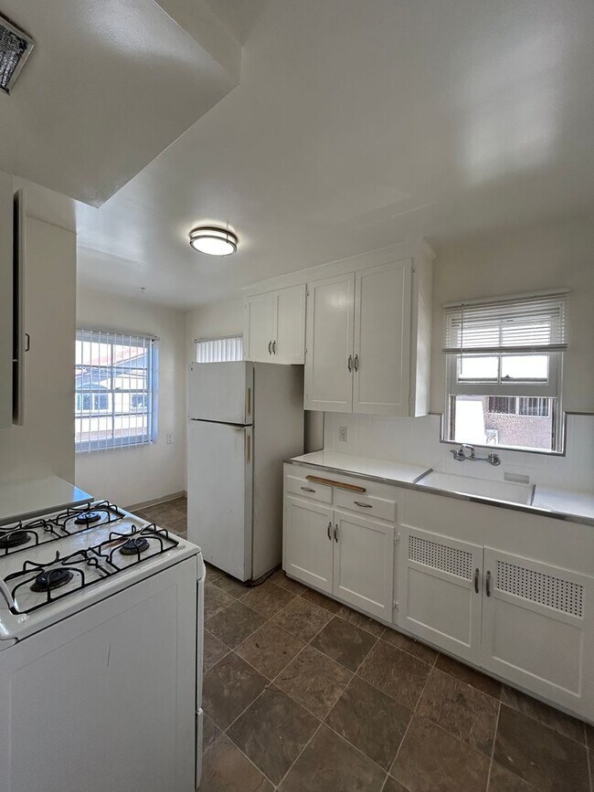 Building Photo - Bright Upstairs Studio Available NOW