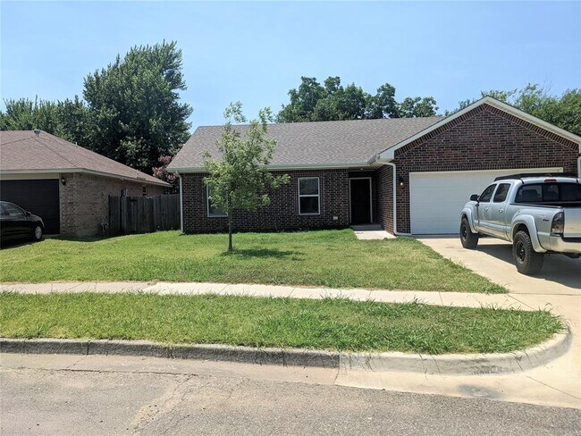 Building Photo - 3400 Lyric St