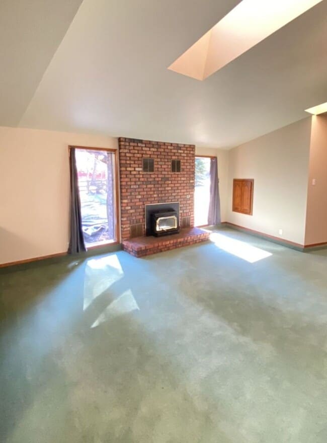 Building Photo - Spacious Four bedroom home in Post Falls