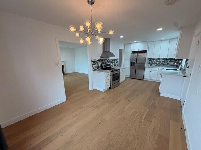 Building Photo - Spacious 4 Bedroom/2Bathroom Home in South San Francisco!