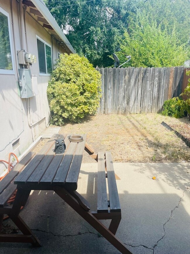 Building Photo - Renovated 2bed/1bath Duplex