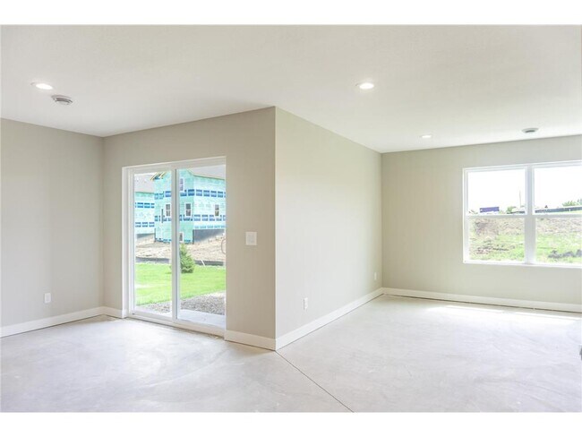 Building Photo - 717 Winterberry Ln