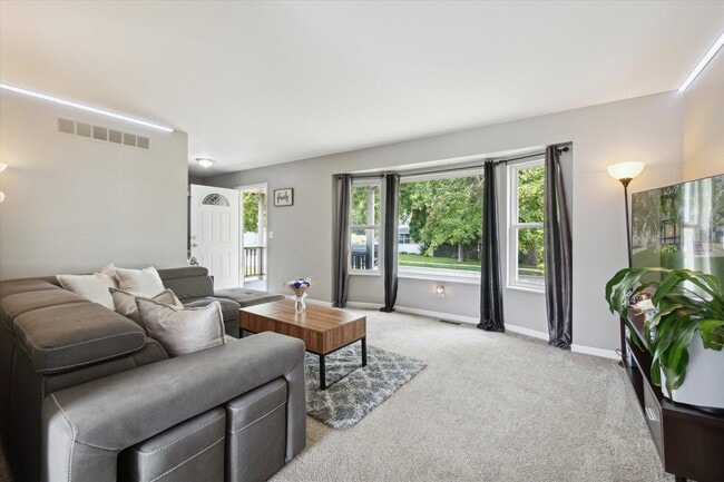 Building Photo - 578 E Mahan Ave