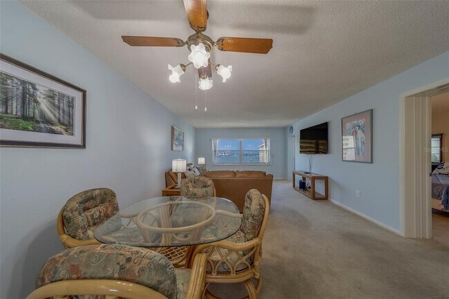 Building Photo - 4575 Cove Cir