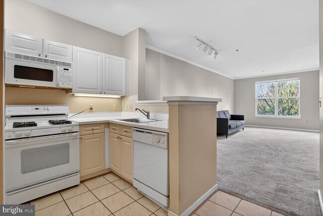 Building Photo - 1645 International Dr