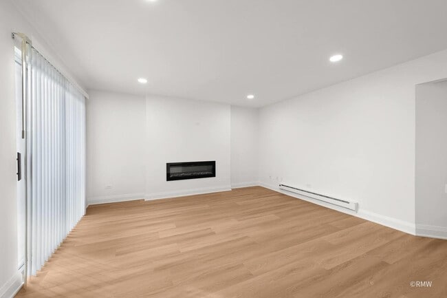 Building Photo - 224 S Rush St