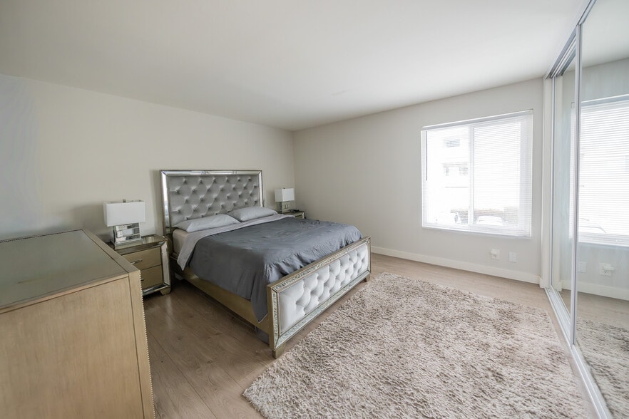 Building Photo - 15425 Sherman Way