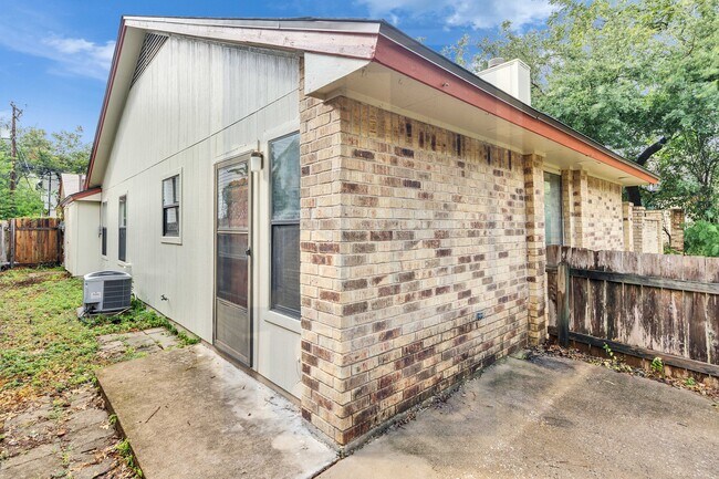 Building Photo - 3002 Breeze Terrace