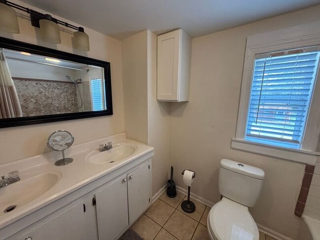 Building Photo - 720 Riverland Dr