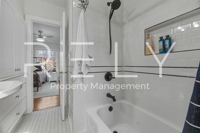 Building Photo - 933 E 56th St