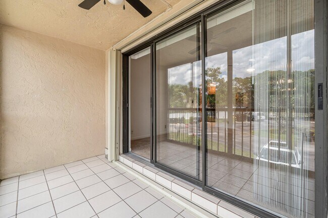 Building Photo - 811 Sky Pine Way