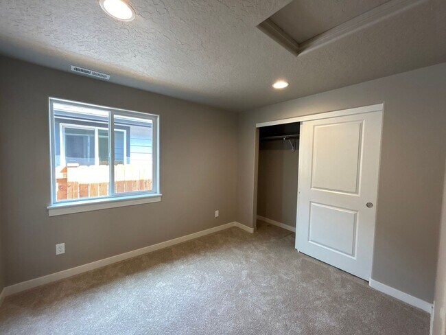 Building Photo - 3 Bedroom / 2 Bathroom Home in NW Redmond