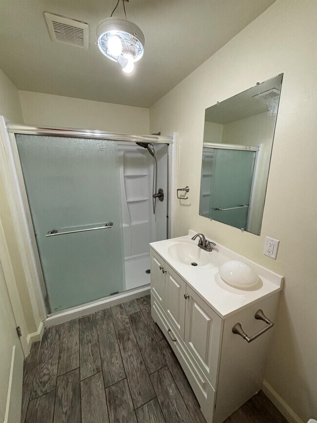 Building Photo - 7421 N Maple Ave