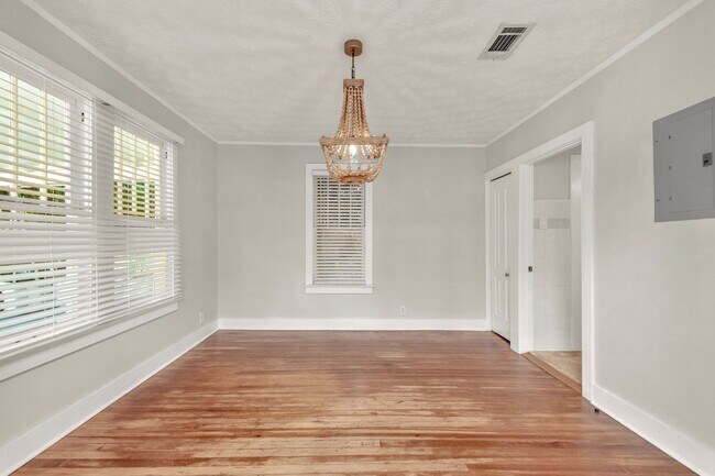 Building Photo - East Hill Cottage Available December 8th!