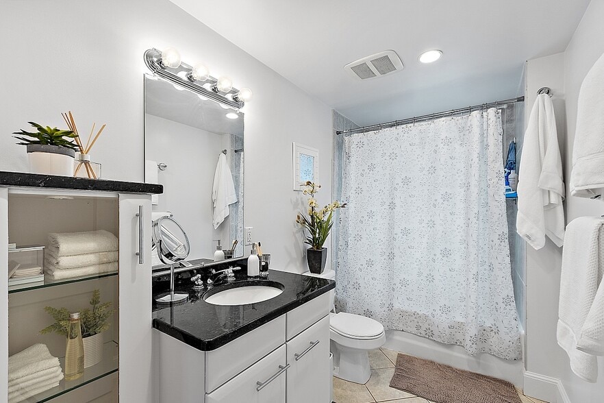 Main Bathroom - 1900 Washington St