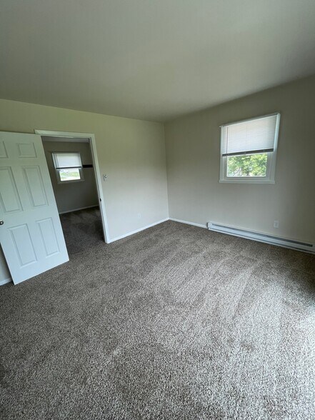 Building Photo - 120 Karen St