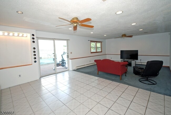 Building Photo - 561 Anderson Ave