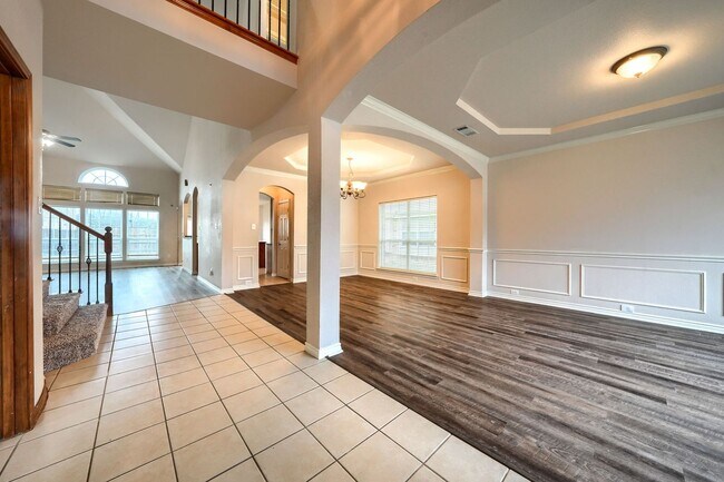 Building Photo - Stunning 5-Bedroom Home with Spacious Back...