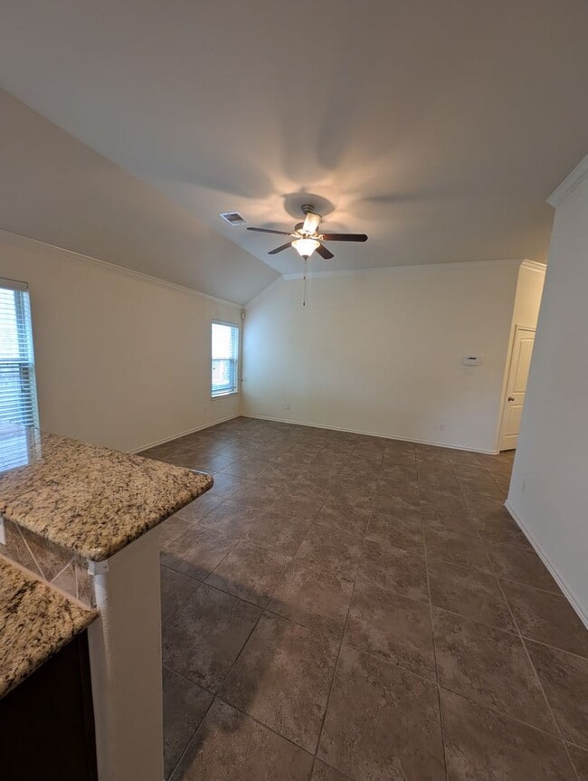 Building Photo - 3BR w/ Solar Near Villages of Northpointe West