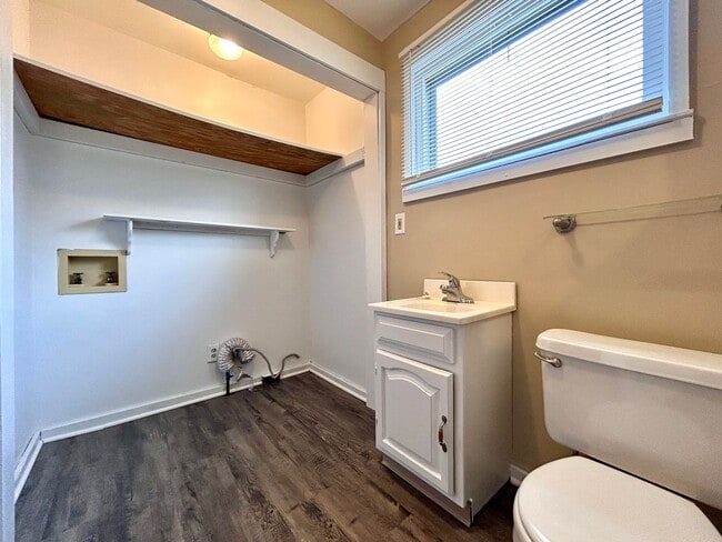 Building Photo - 2 Bedroom 2 Bath Home in Eastown!