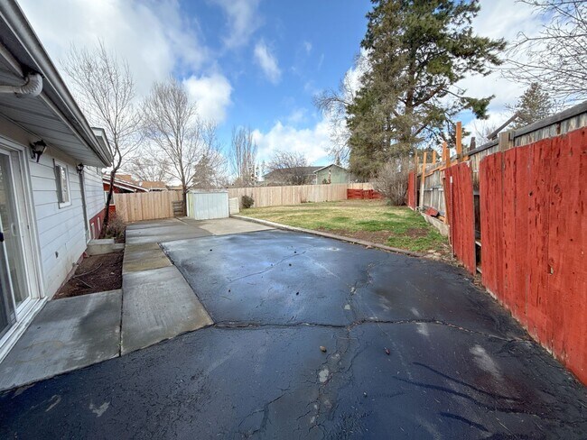 Building Photo - 3 Bedroom, 1.5 Bath House in Pacific Terrace neighborhood