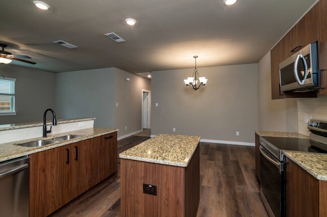 Building Photo - AVAILABLE NOW! GORGEOUS 3 BEDROOM DUPLEX L...