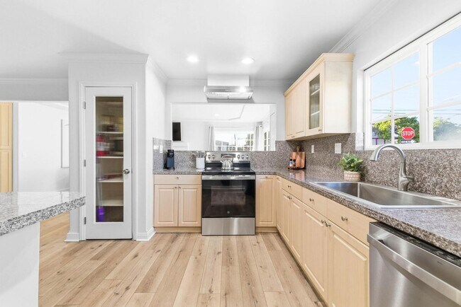 Building Photo - 765 Elkwood Ave