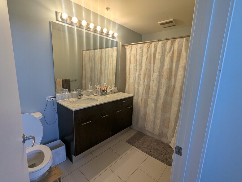 Building Photo - 659 W Randolph St