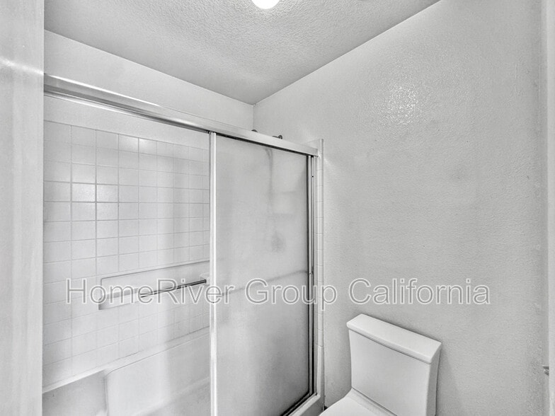 Building Photo - 8215 Bluehaven Ct