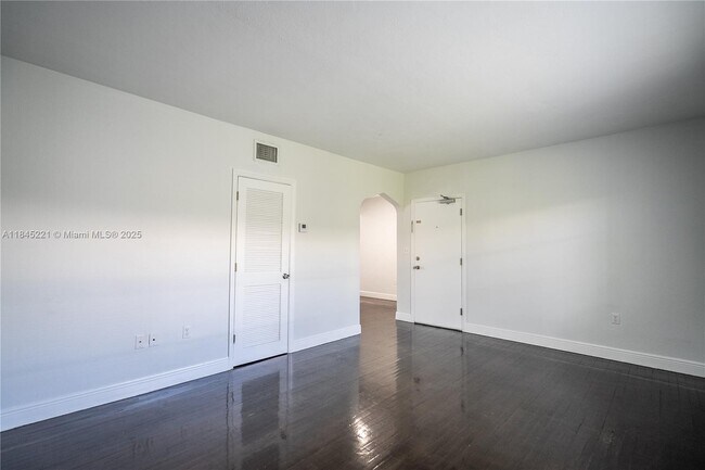 Building Photo - 1007 Bay Dr